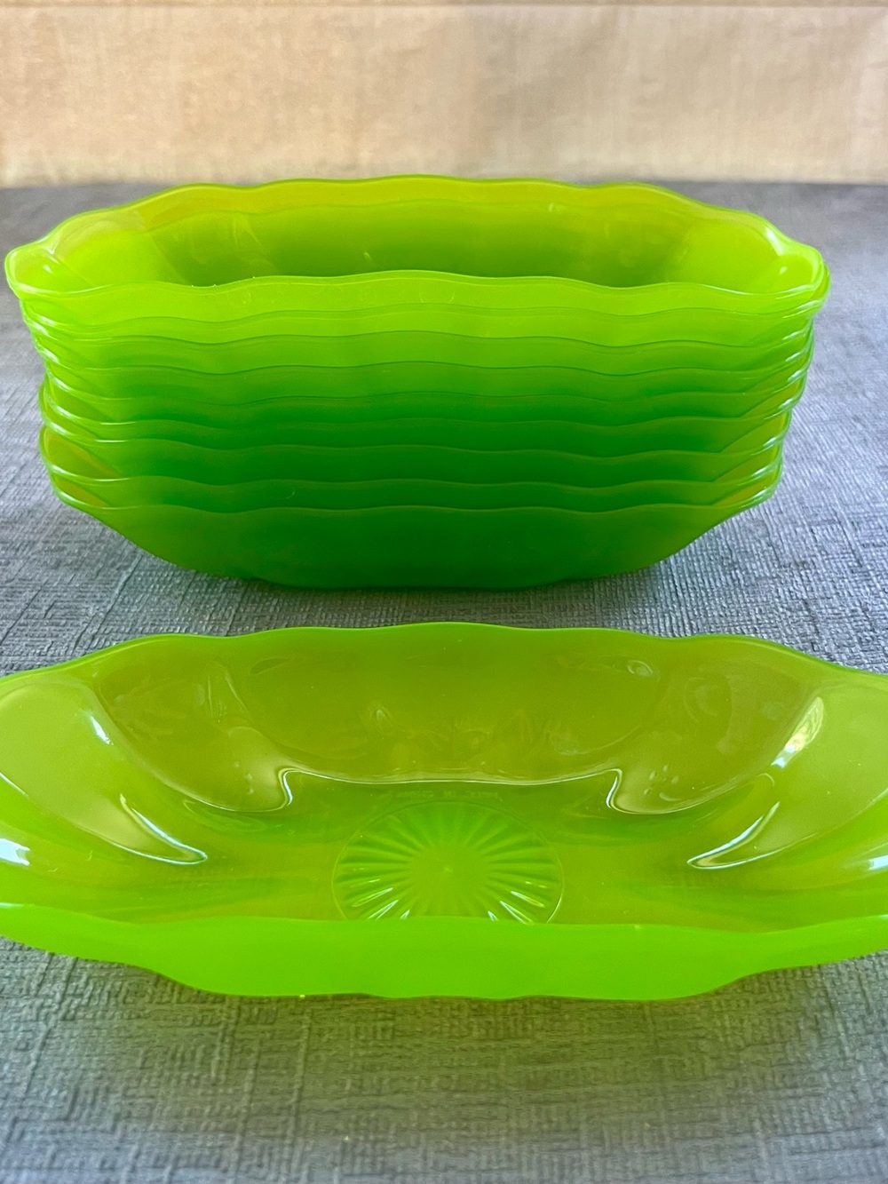 Bright Lime Green Scalloped Plastic Dessert Dishes - Set of 10